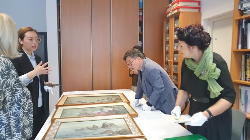Die südkoreanische Wissenschaftlerin Jina Nam (Zweiterin von links) untersuchte am 10. Mai im Nationalmuseum in Krakau in Polen das koreanische Kulturerbe mit Beschäftigten. ⓒ Jina Nam