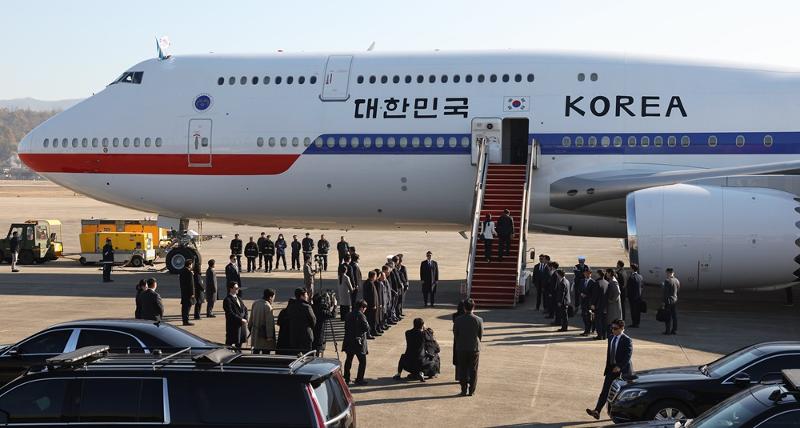 Präsident Yoon Suk Yeol und seine Gattin Kim Keon Hee steigen am 20. November am Seouler Flughafen ins Präsidentenflugzeug für den Staatsbesuch in Großbritannien und Frankreich ein.