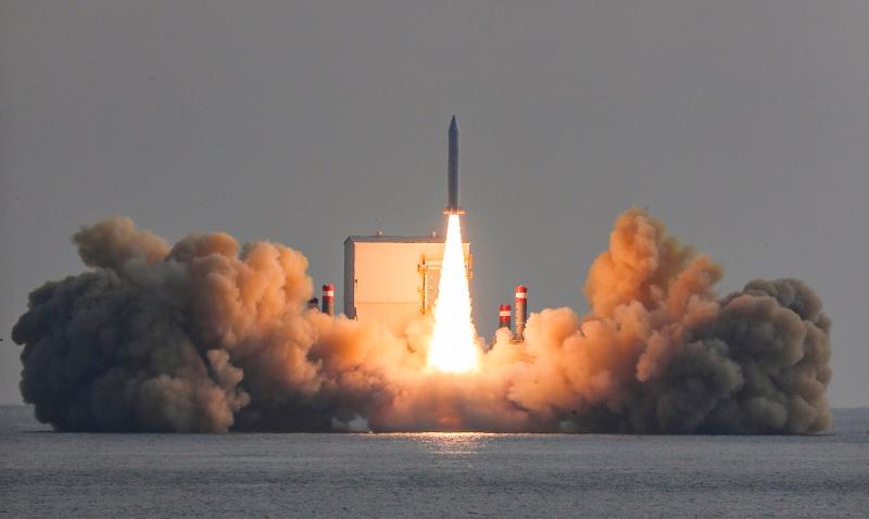Am 4. Dezember wurde der dritte Testflug der Rakete mit Festbrennstoffen vom Meer auf der Insel Jeju unter Leitung des Militärs geschossen. ⓒ Verteidigungsministerium