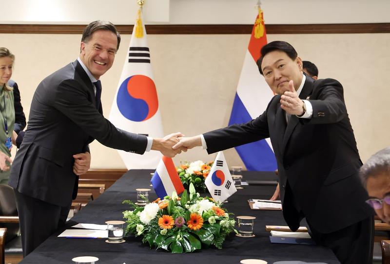 Präsident Yoon Suk Yeol (rechts) machte am 29. Juni 2022 beim im Rahmen des NATO-Gipfeltreffens stattfindenden Gipfeltreffen zwischen Südkorea und den Niederlanden in einem Hotel in Madrid, Spain, ein Erinnerungsfoto mit dem niederländischen Ministerpräsidenten Mark Rutte. ⓒ Yonhap News