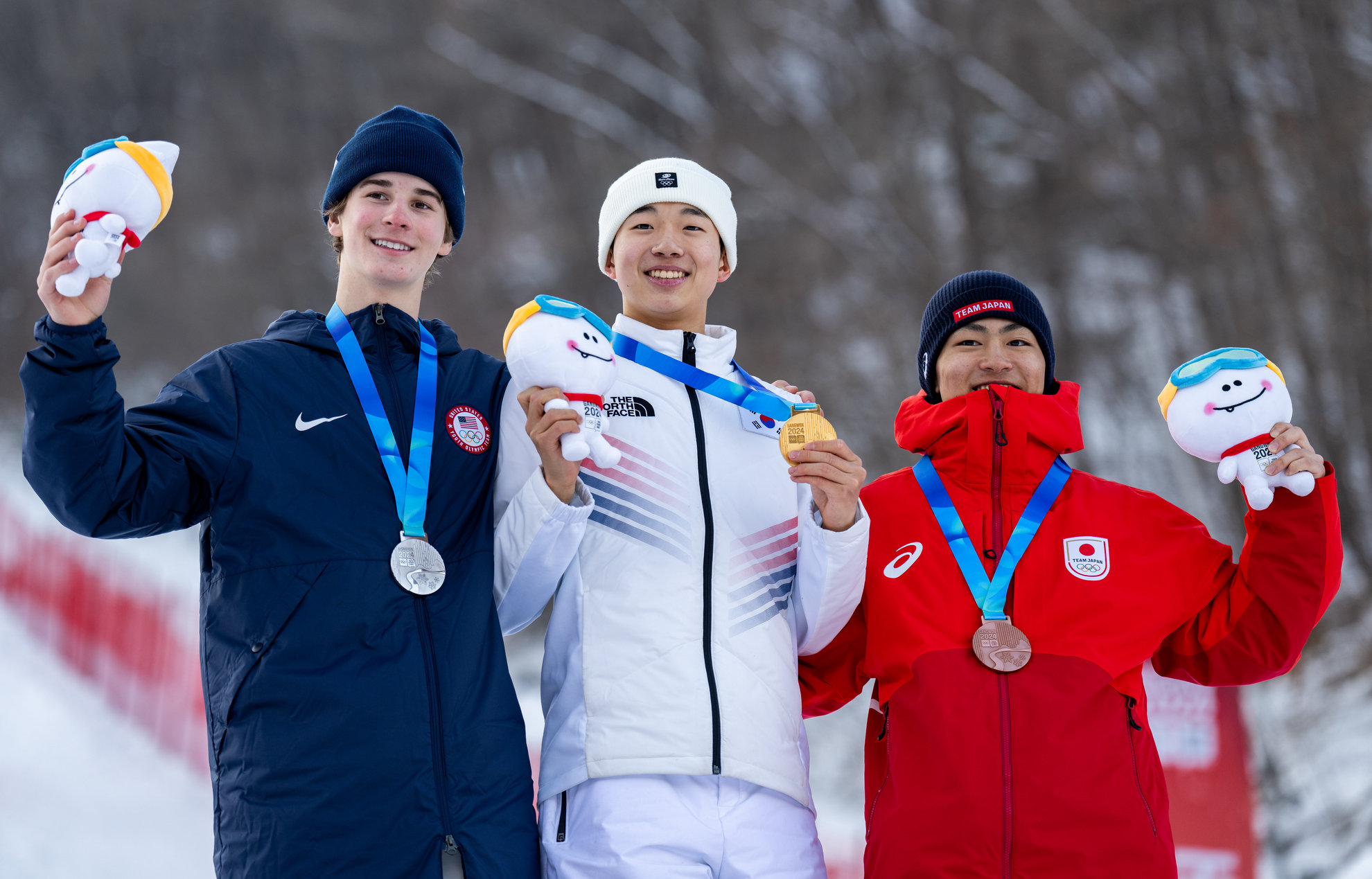 Lee Yoon Seung, der koreanische Skifahrer (Mitte), gewann am 27. Januar bei den Olympischen Jugend-Winterspielen (Gangwon 2024) im Finale der Herren-Parall-Buckelpiste im Ski-Freestyle im High1 Resort in Jeongseon in der Provinz Gangwon-do die Goldmedaille. Dabei posierte er mit HUFF Porter aus den USA, dem Silbermedaillengewinner, und NAKAMURA Takuto aus Japan, dem Bronzemedaillengewinner, für ein Foto bei der Medaillenverleihung. ⓒ Olympischer Informationsdienst / IOK