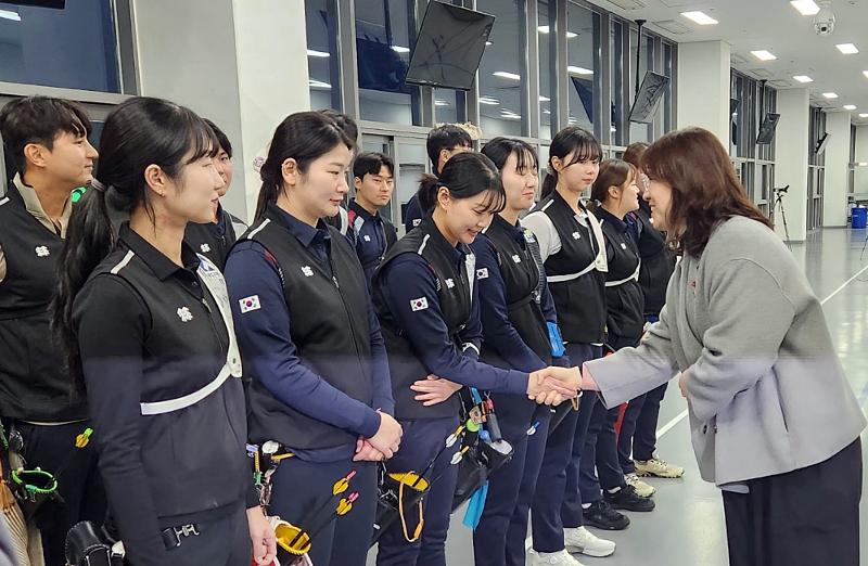 Jang Miran, zweite Vizeministerin für Kultur, Sport und Tourismus (rechts), schüttelte am 2. Januar im Trainingscenter für Nationalsportler von Jincheon in der Provinz Chungcheongbuk-do ihre Hände mit der Bogenschießen-Nationalmannschaft für die Olympischen Sommerspiele 2024 in Paris ⓒ Ministerium für Kultur, Sport und Tourismus