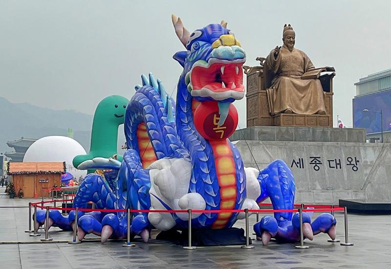 Ab dem Jahr 2024 werden in verschiedenen Bereichen wie Verkehrsmittel, Bildung und Einreise neue Politik eingeführt und das bestehende System verbessert. Foto von der Skulptur vom blauen Drachen auf dem Gwanghwamun-Platz in Jongno-gu in Seoul. ⓒ Yoon Seungjin/korea.net