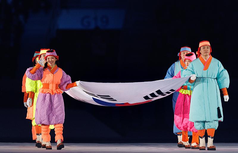Die koreanische Nationalmannschaft im Hanbok trat am 19. Januar im Gangneung Oval in der Provinz Gangwon-do mit der Nationalflagge bei der Eröffnungszeremonie der Olympischen Jugend-Winterspiele (Gangwon 2024). In iherer Kleidung ist Jobawi, eine traditionelle koreanische Wintermütze mit Ohrenklappen, auffällig und das Futter des Hanboks wurde zum Schutz gegen die Kälte gesteppt. 