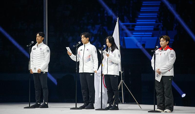 Bei der Eröffnungszeremonie für die Olympischen Jugend-Winterspiele (Gangwon 2024) in Gangneung Oval in der Provinz Gangwon-do schworen die Nationalsportler, Trainer und Schiedsrichter den Eid. Von Links: Lim Nam-kyu, Vertreter der Trainer, Lee Yoon Seung, Vertreter der koreanischen Athleten, Chung Jaehee, Vertreterin der koreanischen Athleten, und Cho Won-joo, Vertreter der Schiedsrichter.