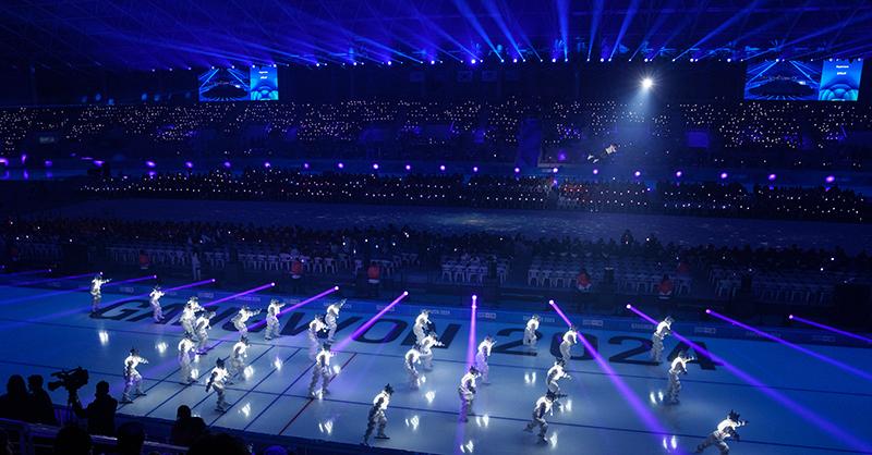 Bei der Eröffnungszeremonie für die Olympischen Jugend-Winterspiele (Gangwon 2024) im Gangneung Oval in der Provinz Gangwon-do am 19. Januar stellten die Schlittschuhläufer die Sterne und Umlaufbahnen dar.