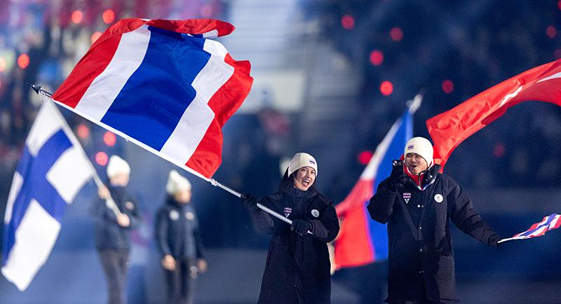 Die Fahnenträger aus Thailand traten am 19. Januar bei der Eröffnungszeremonie für die Olympischen Jugend-Winterspiele (Gangwon 2024) im Gangneung Oval in der Provinz Gangwon-do mit dem strahlenden Lächeln.