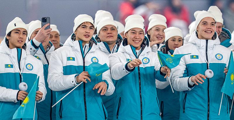 Die Nationalsportler aus Kasachstan lächelten strahlend am 19. Januar nach ihrem Eintritt bei der Eröffnungsfeier für die Olympischen Jugend-Winterspiele (Gangwon 2024).