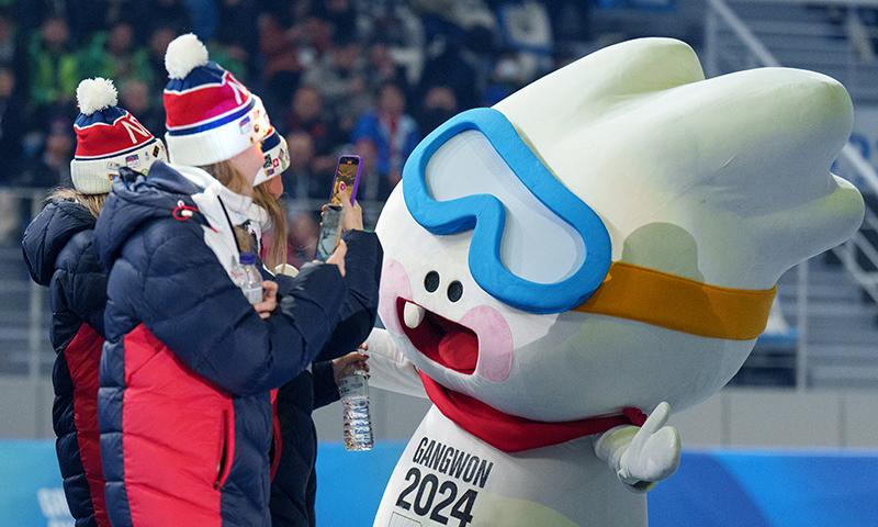 Die Nationalsportler aus Norwegen machten am 19. Januar bei der Eröffnungsfeier für die Olympischen Jugend-Winterspiele (Gangwon 2024) im Gangneung Oval in der Provinz Gangwon-do Fotos von „Mungcho“, dem offiziellen Maskottchen der Gangwon 2024.