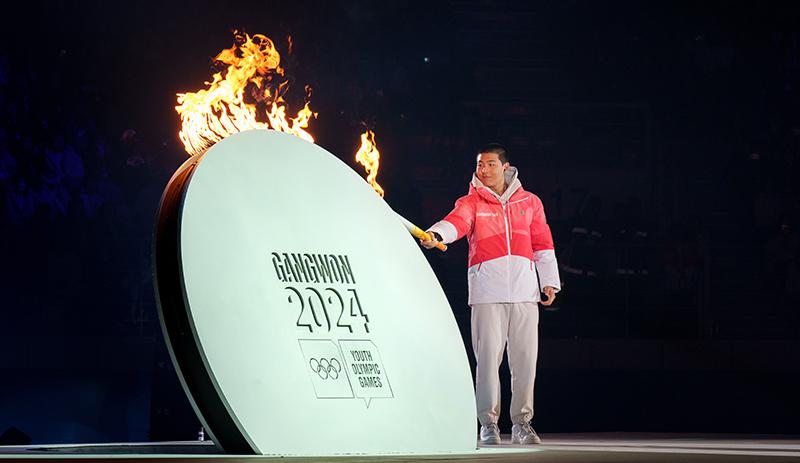 Die Eröffnungsfeier für die Olympischen Jugend-Winterspiele (Gangwon 2024) wurde am 19. Januar im Gangneung Oval in der Provinz Gangwon-do abgehalten. Lee Jeongmin, der koreanische Nationalsportler im Ski Freestyle, entzündete als der letzte Läufer die Fackel.