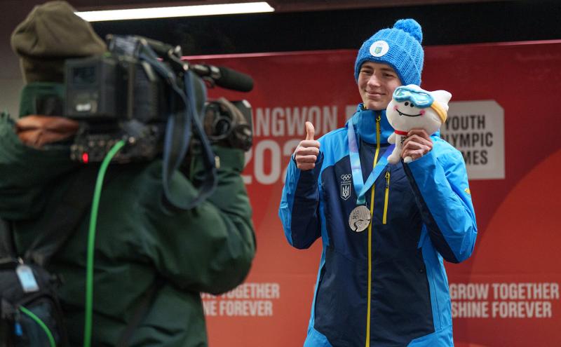 Yaroslav Lavreniuk, der ukrainische Skeletonfahrer machte am 23. Januar bei den Olympischen Jugend-Winterspielen (Gangwon 2024) im Alpensia Olympic Sliding Center in Pyeongchang in der Provinz Gangwon-do bei der Verleihung vom Herren-Skeleton ein Erinnerungsfoto mit „Mungcho“, einem Maskottchen der Gangwon 2024.
