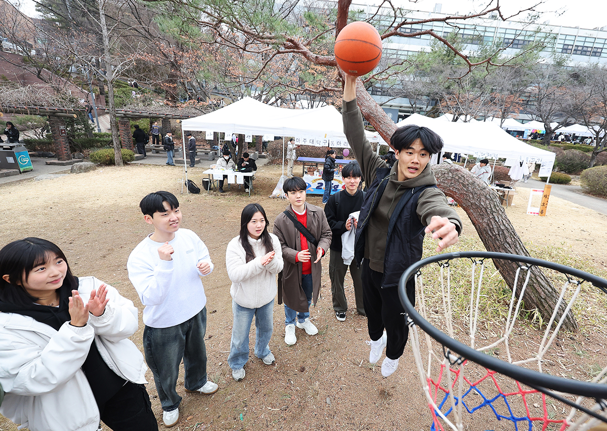 Am 5. März werben Mitglieder eines Basketballvereins bei einer Studentenclub-Messe an der Ajou University in Suwon in der Provinz Gyeonggi-do für ihren Basketballkreis.