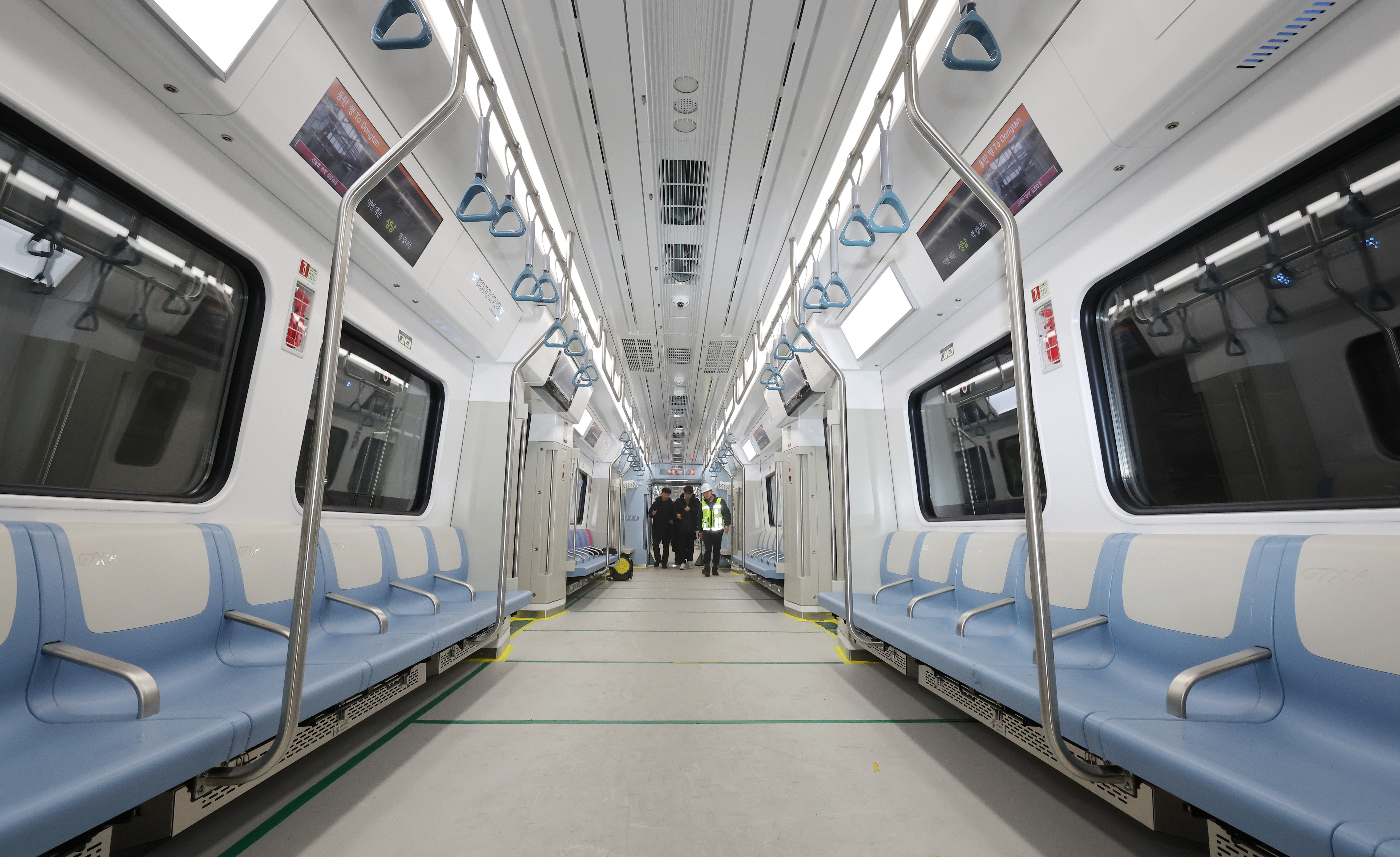 Mitarbeiter überprüften am 23. März an der Suseo-Station in Gangnam-gu in Seoul den Innenraum der Eisenbahn der Linie A von Great Train eXpress (GTX), dem Hochgeschwindigkeits-Nahverkehrsnetz. ⓒ Yonhap News 