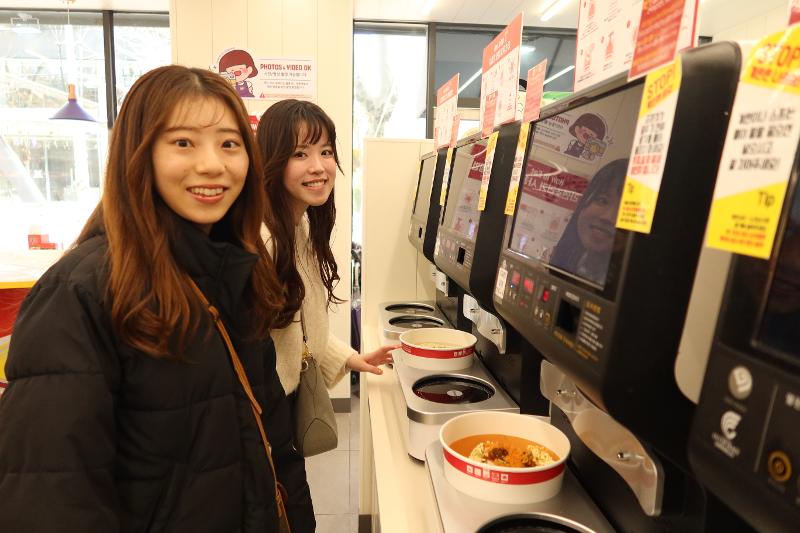 Die japanischen Touristen kochen in der “Ramyun Library” ihre Ramyeon.