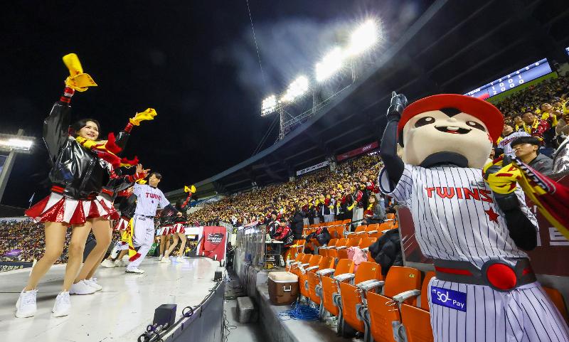Am 7. November 2023 feuerten Cheerleader, Maskottchen und Fans der Baseball-Mannschaft LG Twins in der ersten Runde der “Postseason der Korean Series der KBO-Liga 2023“ zwischen der Mannschaft LG Twins und der Mannschaft Kt wiz auf dem Jamsil Baseball Stadium in Songpa-gu in Seoul an. © Yonhap News