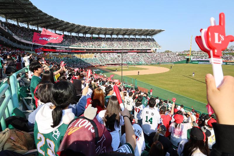 Beim KBO-Baseballspiel zwischen der Mannschaft Lotte Giants und der Mannschaft SSG Landers am 24. März auf dem SSG Landers Field in Michuhol-gu in Incheon feuerten Zuschauer ihre Lieblingsteams an. © Yonhap News