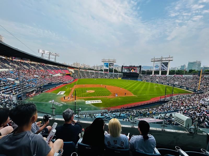 Am 13. August sahen die Zuschauer das Baseballspiel zwischen der Kiwoom Heroes und der Mannschaft LG Twins auf dem Jamsil Baseball Stadium in Songpa-gu in Seoul zu. © Margareth Theresia/korea.net