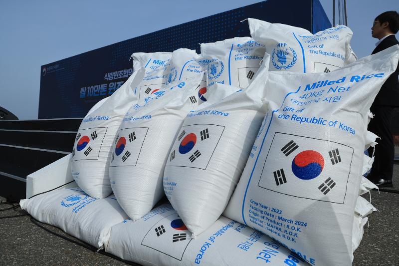 Am 17. April wurde am Hafen von Gunsan eine Zeremonie zum Feiern der Ausfahrt von 100.000 Tonnen Reis für die Länder in der Nahrungsmittelkrise veranstaltet. Foto von Reissäcken, die von Korea ausgeliefert werden. ⓒ Ministerium für Landwirtschaft, Ernährung und ländlichen Raum 