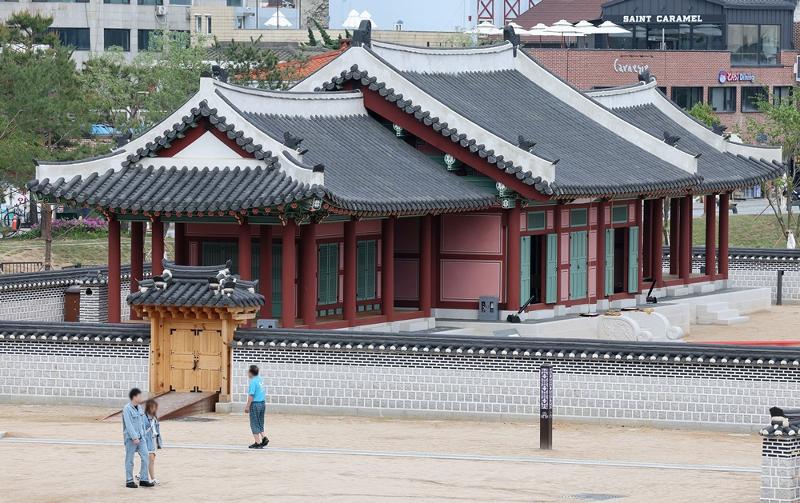 Die Stadt Suwon teilte am 23. April mit, dass die Festung Suwon Hwaseong Hwaseong, die während der japanischen Kolonialzeit zerstört worden war, erst nach 119 Jahren wiederhergestellt wurde. ⓒ Stadtregierung Suwon