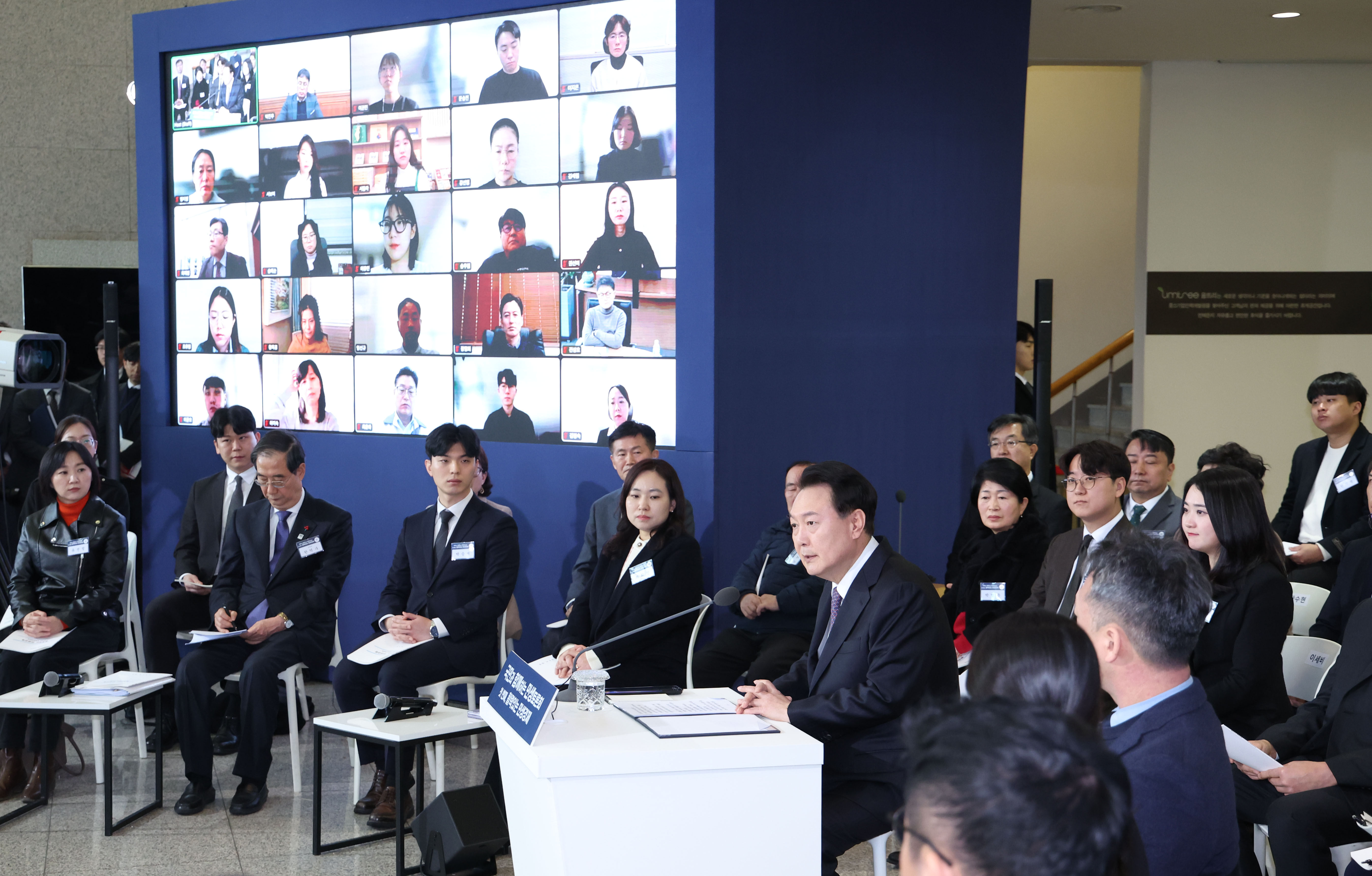 Präsident Yoon Suk Yeol äußerte sich in einem Arbeitsbericht für das neue Jahr 2024 vom Ministerium für Wirtschaft und Finanzen. Die Wachstumsrate der koreanischen Wirtschaft im ersten Quartal dieses Jahres verzeichnete seit zwei Jahren und drei Monaten den höchsten Rekord mit 1,3 %. Die durchschnittliche Beschäftigungsquote im letzten Jahr erreichte ein Rekordhoch mit 62,6 % und die durchschnittliche Arbeitslosenquote ein Rekordtief mit 2,7 %. 