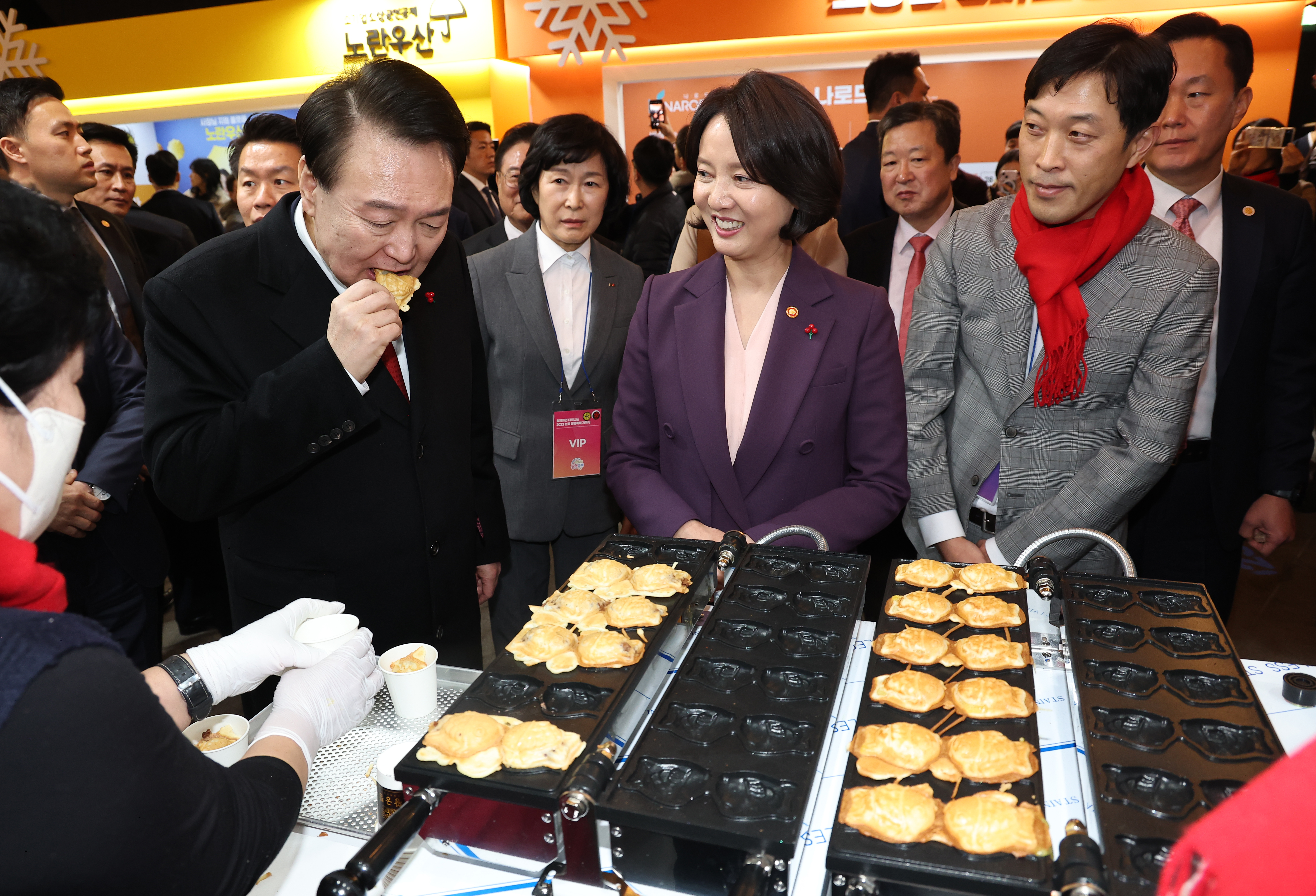 Präsident Yoon Suk Yeol probierte am 7. Dezember 2023 im Winter Buy K Festa 2023 auf dem Dongdaemun Design Plaza (DDP) in Jung-gu in Seoul Bungeoppang, ein karpfenförmiges Gebäck mit einer Füllung aus roten süßen Bohnenpasten. Am selben Tag sagte Yoon, dass KMU, Kleinhändler und Selbstständige die Grundlage der koreanischen Wirtschaft und Sicherheit und das Kernziel der Wirtschafts- und Sozialpolitik sein sollen. In diesem Jahr schaffte die koreanische Regierung ein für Kleinhändler und Selbstständige freundliches Umfeld, damit sie hochverzinsliche Darlehen (über 7 %) durch zinsgünstige Darlehen (4,5 %) ersetzen können.