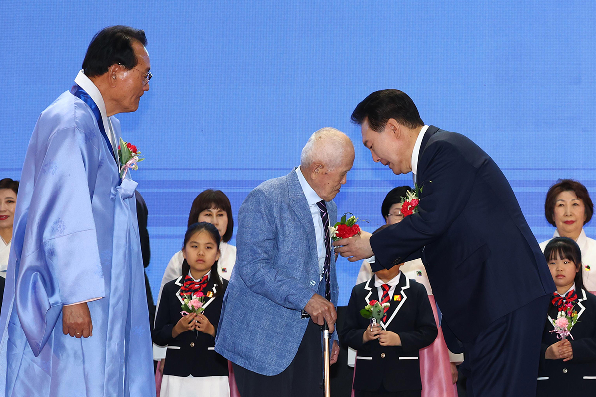 Präsident Yoon Suk Yeol überreichte am 3. Mai bei der 52. Zeremonie zum Elterntag im Jangchung-Arena in Jung-gu in Seoul Nelken an die Älteren. Es ist das erste Mal, dass der amtierende Präsident an dieser Zeremonie teilnimmt. Die Regierung erhöhte die Hilfe zum Lebensunterhalt für die Geringverdiener in diesem Jahr auf 13,2 %, den Höchstsrekord in der Geschichte. Darüber hinaus stieg die Zahl der Arbeitsplätze für die Älteren von 883.000 vom letzten Jahr auf 1,03 Millionen. Zum ersten Mal seit sechs Jahren wurden die Arbeitsvergütungen angehoben.