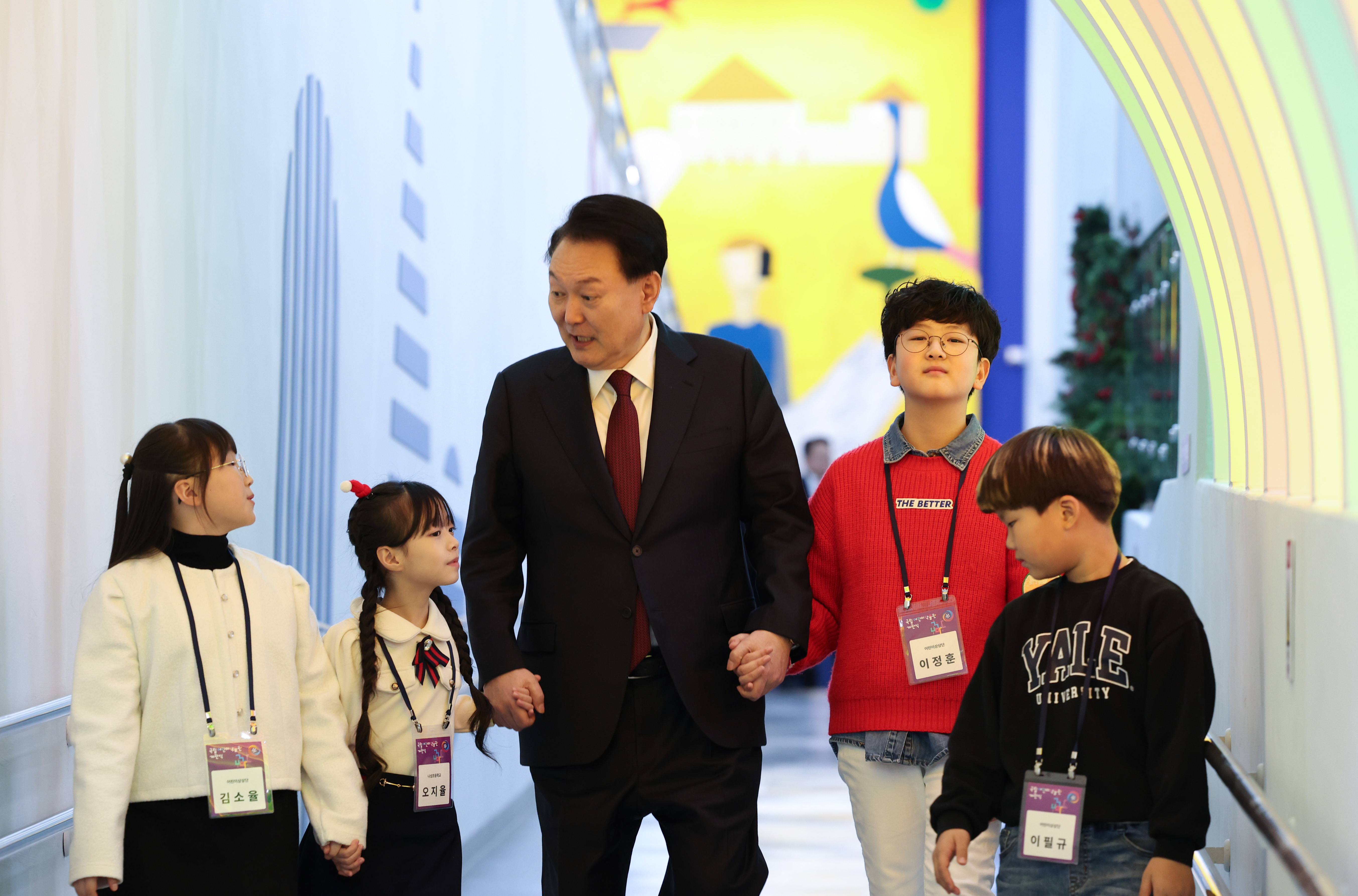 Der koreanische Staats- und Regierungschef bewegte sich am 26. Dezember im letzten Jahr für die Eröffnungszeremonie des Nationalen Kindermuseums im National Museum Complex of KOREA in Sejong, während er die Hände der Kinder hielt. Die Regierung schaffte die Mindesteinkommensgrenze für die Unterstützung zur Unfruchtbarkeitsbehandlung ab, um den Geburtenrückgang zu stoppen. Außerdem wurde das Elterngeld von 700.000 Won auf 1 Million Won angehoben (mit Stand von Kindern mit 0 Jahren alt).