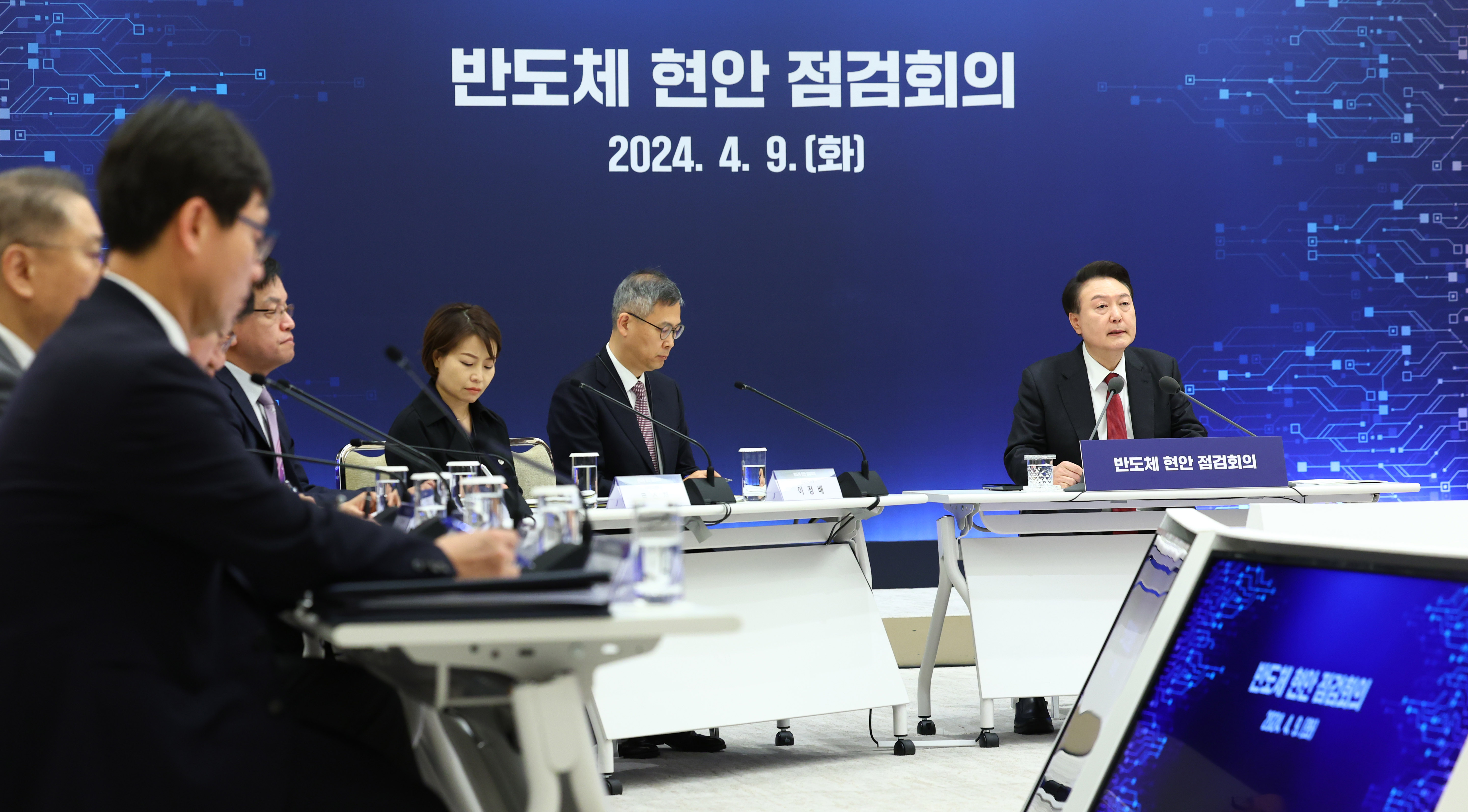 Der koreanische Präsident äußerte sich am 9. Mai bei einer Sitzung zur Prüfung der aktuellen Lage über Halbleiter im Präsidialamt in Yongsan-gu in Seoul. Die Regierung stellte eine Strategie-Roadmap für die 12 wichtigen nationalen strategischen Technologien auf und wählte Projekte für die zehn wichtigen nationalen strategischen Technologien, um die drei Zukunftstechnologien wie AI-Halbleiter, Spitzen-Bio und Quantentechnologie zu fördern. 