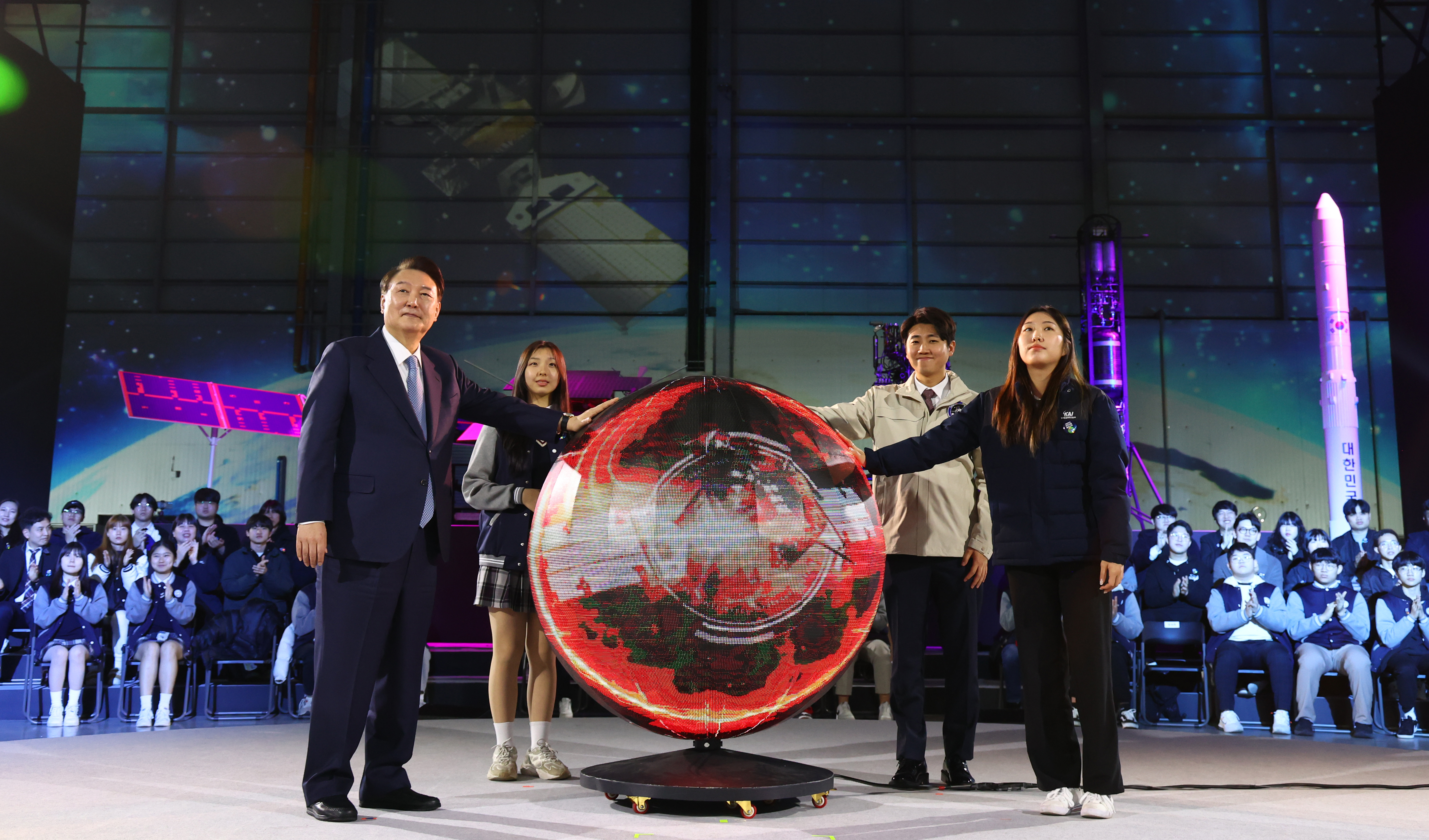  Präsident Yoon Suk Yeol nahm am 13. März an der Zeremonie zum ersten Betrieb des Clusters für die koreanische Raumfahrtindustrie in Korea Aerospace Industries (KAI) in Sacheon in der Provinz Gyeongsangnam-do teil. Dabei versprach er die Erhöhung des Budgets zur Entwicklung der Raumfahrt bis 2027 auf über 1,5 Billionen Won. Die koreanische erste Mondsonde “Danuri“ erreichte Ende Januar 2022 erfolgreich ihren Zielorbit. Am 25. Mai 2023 gelang es Korea, die koreanische Nuri-Rakete beim dritten Versuch abzufeuern. Am 27. Mai wird die koreanische Luft- und Raumfahrtbehörde eröffnet.