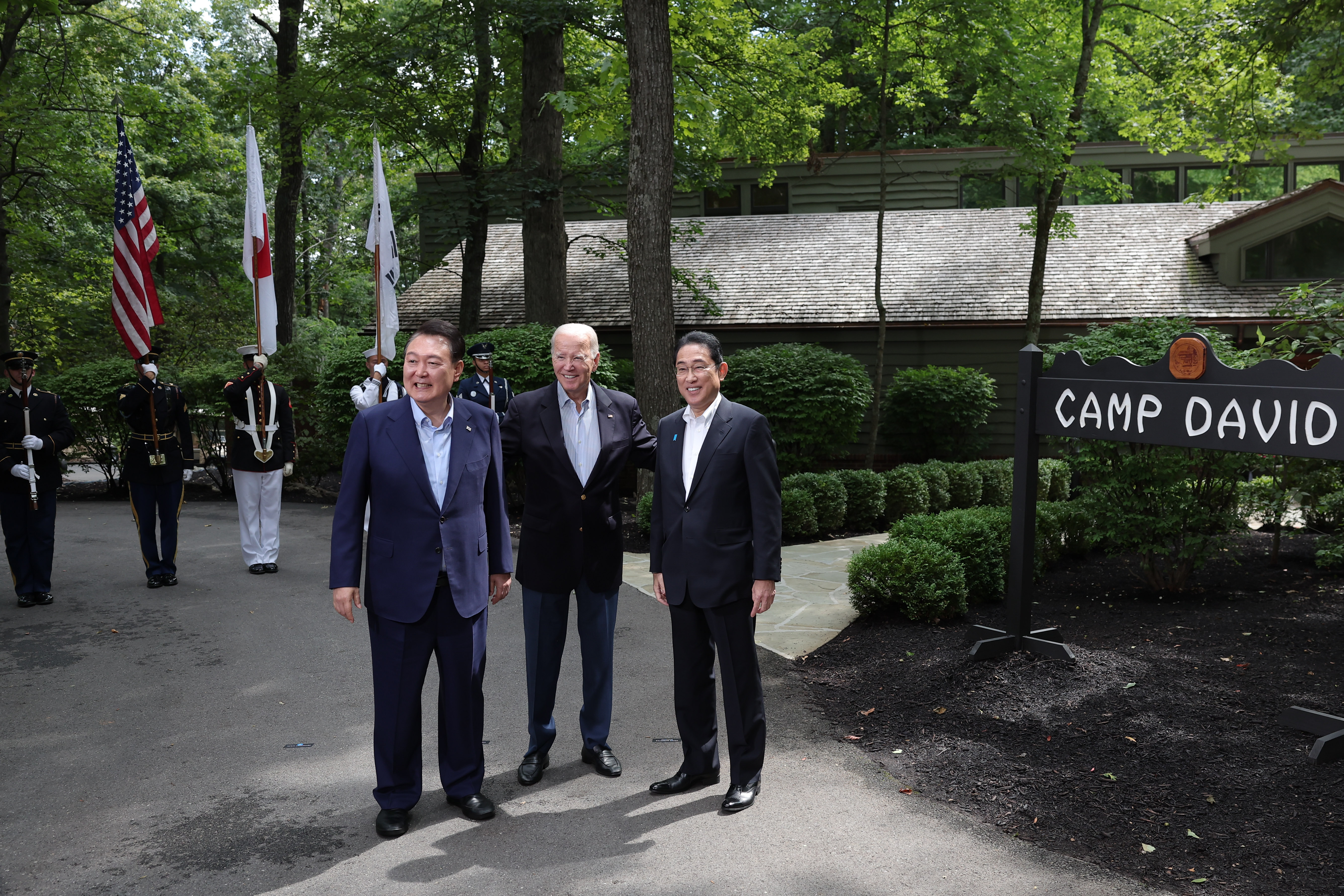 Präsident Yoon Suk Yeol (links) machte am 18. August 2023 im Camp David im US-Bundesstaat Maryland mit Joe Biden, dem US-amerikanischen Präsidenten, und Fumio Kishida, dem japanischen Premierminister vor dem Gipfeltreffen zwischen Korea, den USA und Japan. Dabei verständigten sich drei Staats- und Regierungschefs über die regelmäßige Veranstaltung des Gipfeltreffens und das System für die In-Echtzeit-Informationsteilung über den Schuss der nordkoreanischen Raketen. Korea normalisierte die Beziehungen zwischen Korea und Japan durch das Gipfeltreffen mit Japan im März und bekräftigte das umfassende strategische Bündnis zwischen Korea und den USA durch das Gipfeltreffen mit den USA im April.