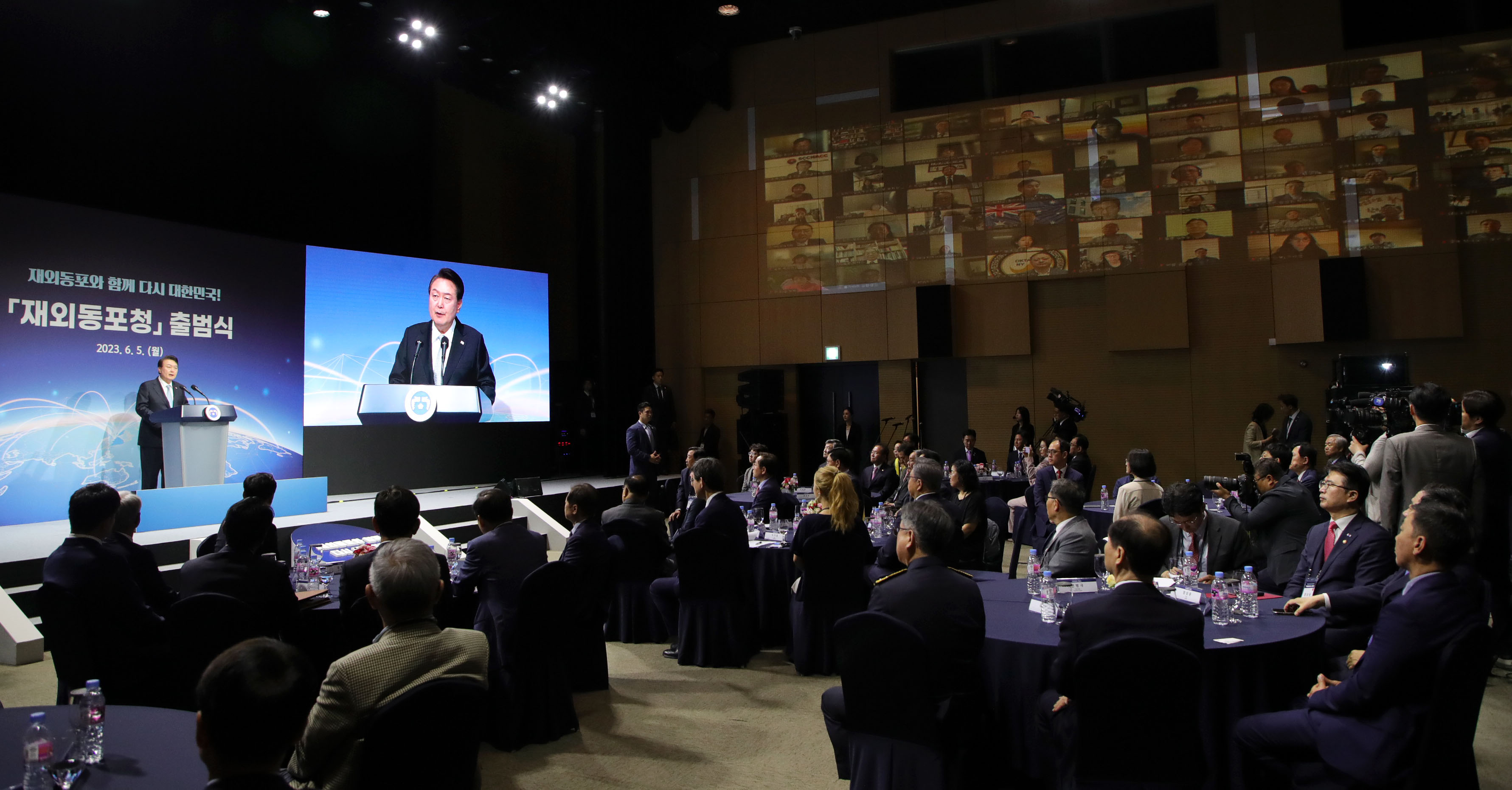 Präsident Yoon Suk Yeol hielt seine Gratulationsrede am 5. Juni bei der Zeremonie zur Eröffnung der Behörde für Auslandskoreaner im Booyoung songdo Tower in Yeongsu-gu in Incheon. Am selben Tag gründete die Yoons Regierung zum ersten Mal diese Behörde und führte die Beratungsdienste für Auslandskoreaner in fünf Sprachen durch, die rund um die Uhr betrieben werden.