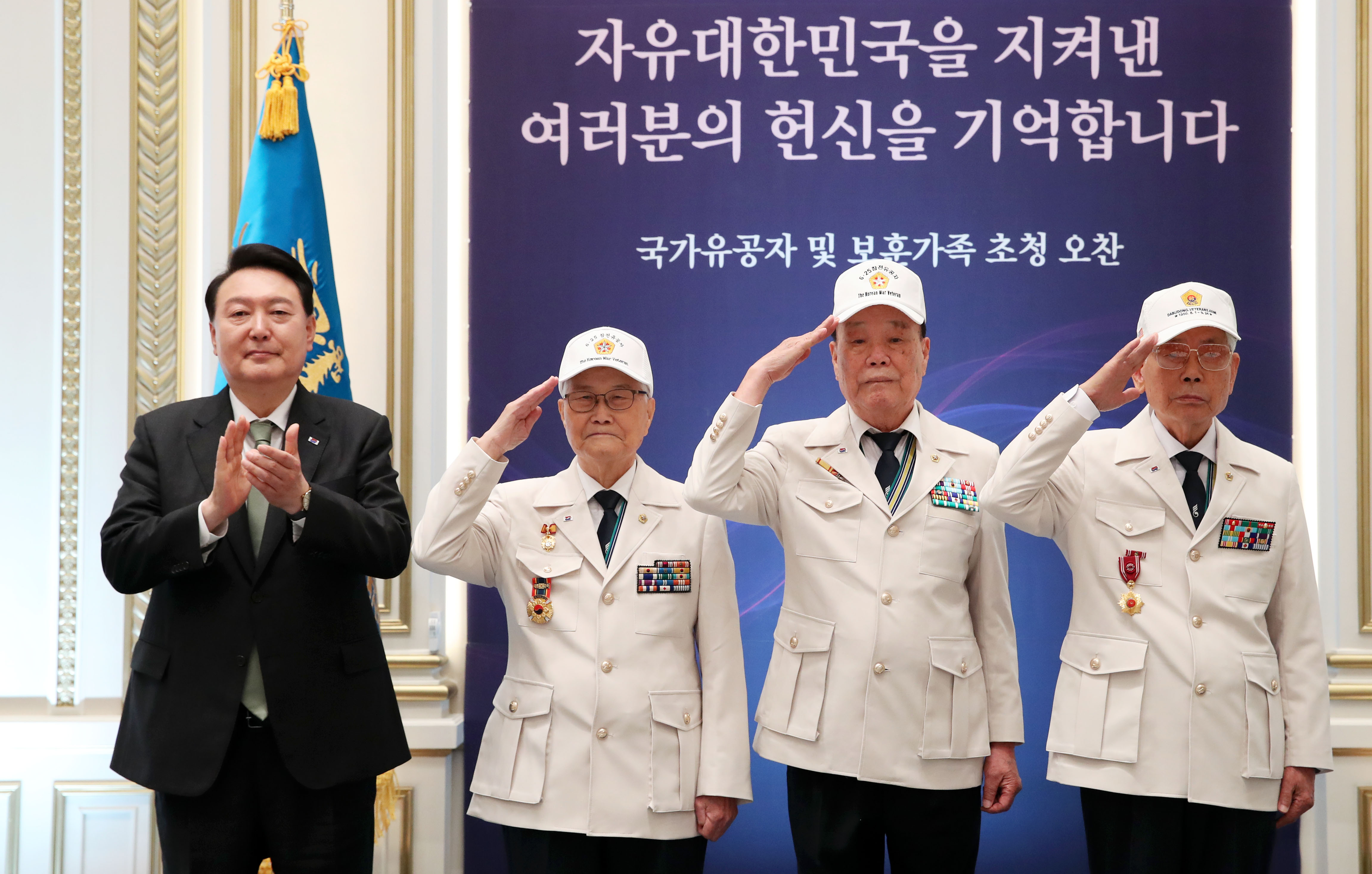 Präsident Yoon Suk Yeol machte am 14. Juni 2023 im Yeongbingwan, einem Gästehaus im Cheong Wa Dae, ein Erinnerungsfoto beim Mittagessen mit Patrioten, Kriegsveteranen und ihren Familienmitgliedern, nachdem er die Uniformen der Helden an den Vorsitzenden des Verbandes der koreanischen Kriegsveteranen Son Hee-won (Zweiter von links), Kim Chang-seok (Mitte) und Lee Ha-Young überreicht hatte. Die koreanische Regierung richtete am 5. Juni im letzten Jahr das Ministerium für Patrioten- und Veteranenangelegenheiten ein und steigerte die Zahlungen an Veteranen um 5,5 %, die größte Erhöhung seit 2008.