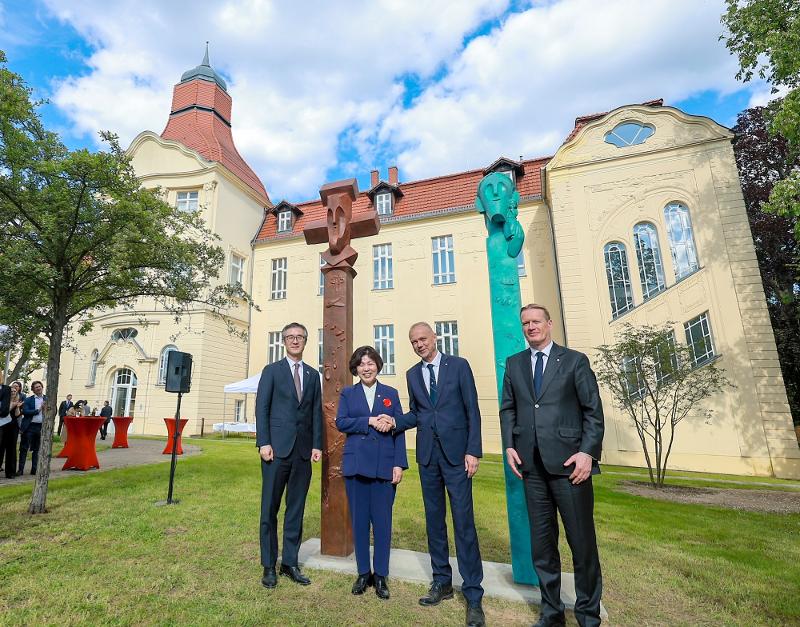 Kang Jung-ai, Ministerin für Patrioten- und Veteranenangelegenhetiten nahm am 8. Mai an der Zeremonie zur Enthüllung des Denkmals für die Teilnahme von Deutschland am Koreakrieg im Hauptsitz des Deutschen Roten Kreuzes in Berlin in Deutschland teil. Von links: Kang Jung-ai, Ministerin für Patrioten- und Veteranenangelegenhetiten, Volkmar Schön, Vizepräsident des Deutschen Roten Kreuzes, Christian Reuter, Generalsekretär des Deutschen Roten Kreuzes und Sang Beom Lim, den koreanischen Botschafter in Deutschland. ⓒ Ministerium für Patrioten- und Veteranenangelegenheiten