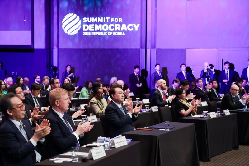 Am 29. März 2023 hielt Präsident Yoon Suk Yeol den zweiten Gipfel für Demokratie mit den USA, Costa Rica, den Niederlanden und Sambia ab. Die koreanische Regierung setzte sich für die Veranstaltung des dritten Gipfels für Demokratie im März, Annahme der Rolle als nicht-ständiges Mitglied im UN-Sicherheitsrat im Januar und die Unterstützung für die Ukraine ein. Darüber hinaus erweiterte Korea sein diplomatisches Netzwerk mit Inselstaaten im Pazifik und afrikanischen Ländern, nahm die diplomatischen Beziehungen zwischen Korea und Kuba auf und setzte das Budget für die öffentliche Entwicklungszusammenarbeit (ODA) in Höhe von 6,26 Billionen Won für dieses Jahr ein. 