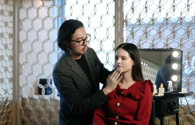 Das Ministerium für Kultur, Sport und Tourismus, das Komitee für Visit Korea Year und die Korea Tourism Organization halten im Juni Juni das “Korea Beauty Festival 2024“ ab. Eine Ausländerin, die im Sulwhasoo Dosan Flagship Store in Gangnam-gu in Seoul am Erlebnisprogramm für K-Make-up teilnimmt. ⓒ Korea.net DB 