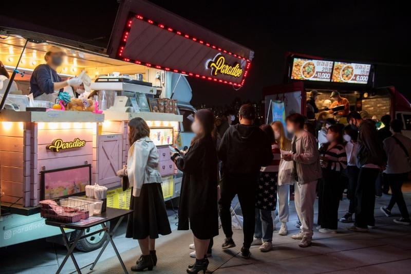 Im Juni letzten Jahres fand der “Hangang Moonlight Market“ im Banpo-Hangang-Park statt.