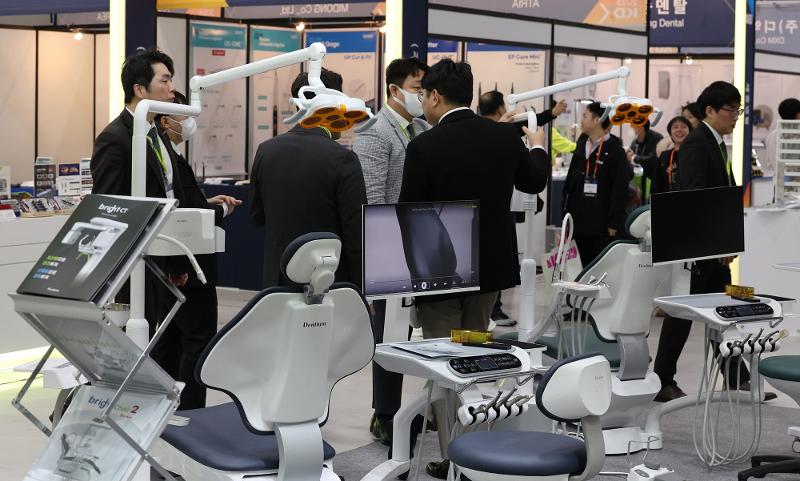Das Ministerium für Lebensmittel- und Arzneimittelsicherheit gab am 28. Mai bekannt, dass die letztjährige Handelsbilanz der koreanischen Industrie für die medizinischen Geräte schwarze Zahlen von 587,8 Milliarden Dollar verzeichnete. Foto der Korea International Dental Devices Exhibition vom 17. Dezember letzten Jahres im aT Center in Gangnam-gu in Seoul. ⓒ Yonhap News 