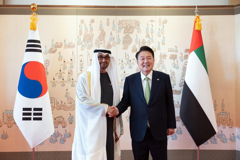 Präsident Yoon Suk Yeol und Präsident der VAE Mohamed bin Zayed Al Nahyan machten am 29. Mai im Präsidialamt in Yongsan-gu in Korea ein Erinnerungsfoto beim Gipfeltreffen zwischen Korea und den VAE. ⓒ Yang Seung Hak vom Präsidialamt der Republik 
