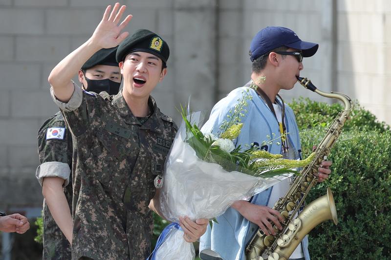 Am 12. Juni beendete Jin, Mitglied der K-Pop-Boygruppe BTS, seinen obligatorischen Militärdienst nach eineinhalb Jahren im Ausbildungsbataillon in Yeoncheon-gun in der Provinz Gyeoggi-do und wurde als Unteroffizier entlassen. 