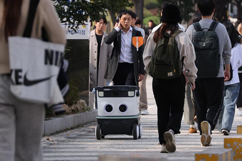 Die Regierung wird neue Projekte vorantreiben, um in allen Industrien wie Robotern, Medizin, Bekleidung, Klima, Transport und Logistik die Software-basierten digitalen Dienstleistungen einzuführen. Foto des selbstfahrenden Roboters, der am 31. Oktober letzten Jahres an der Konkuk-Universität in Gwangjin-gu in Seoul für die Lieferdienste eingesetzt wurde. ⓒ Yonhap News 
