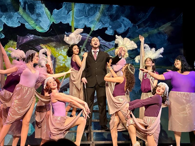 Das US-amerikanische Musical “Singing in the Rain“ wird als das Abschlussstück aufgeführt.'
