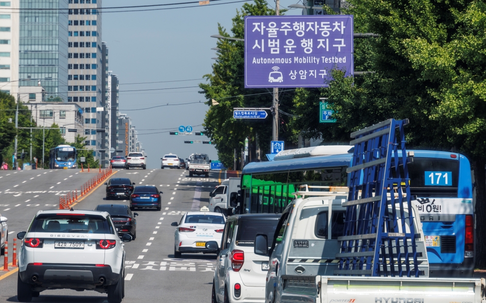 Am 13. Juni fährt ein selbstfahrendes Auto auf der Straße in Sangam-dong in Mapo-gu in Seoul, die für die Simulation des autonomen Fahrens betrieben wird. ⓒ Yonhap News 