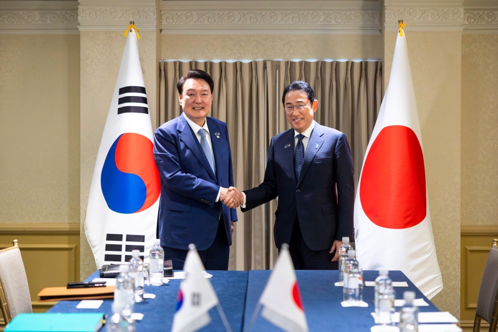 Präsident Yoon Suk Yeol (links) posiert am 10. Juli für Fotos mit dem japanischen Premierminister Fumio Kishida beim bilateralen Gespräch im Hotel Willard InterContinental Washington. Yoon besucht die USA für das NATO-Gipfeltreffen, das in diesem Jahr das 75-jährige Bestehen markiert.