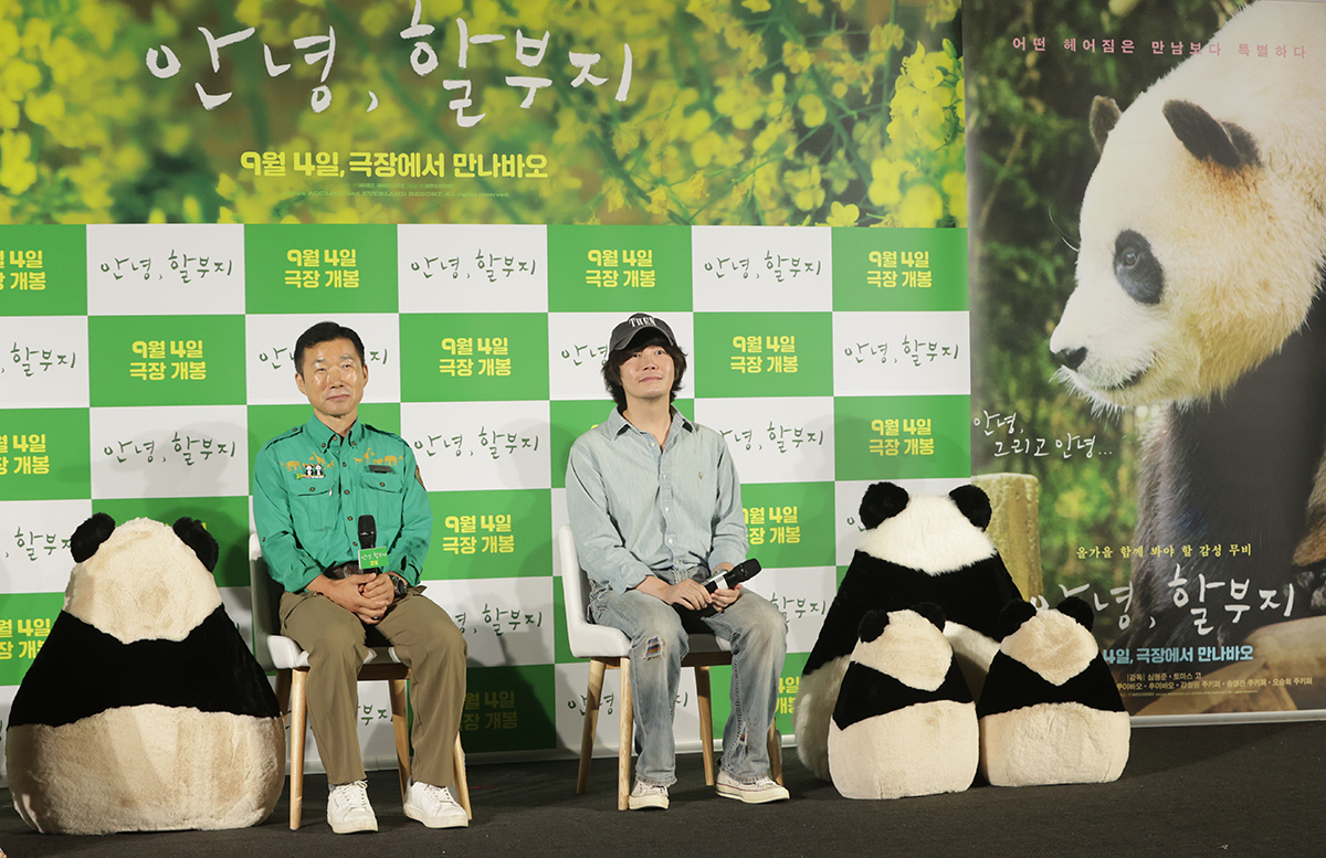 Am 8. August nehmen der koreanische Panda-Pfleger Kang Cherwon (links) und der koreanische Filmregisseur Shim Hyung-jun an der Film-Pressekonferenz im CGV Yongsan I’Park Mall in Yongsan-gu in Seoul teil. Der Dokumentarfilm 
