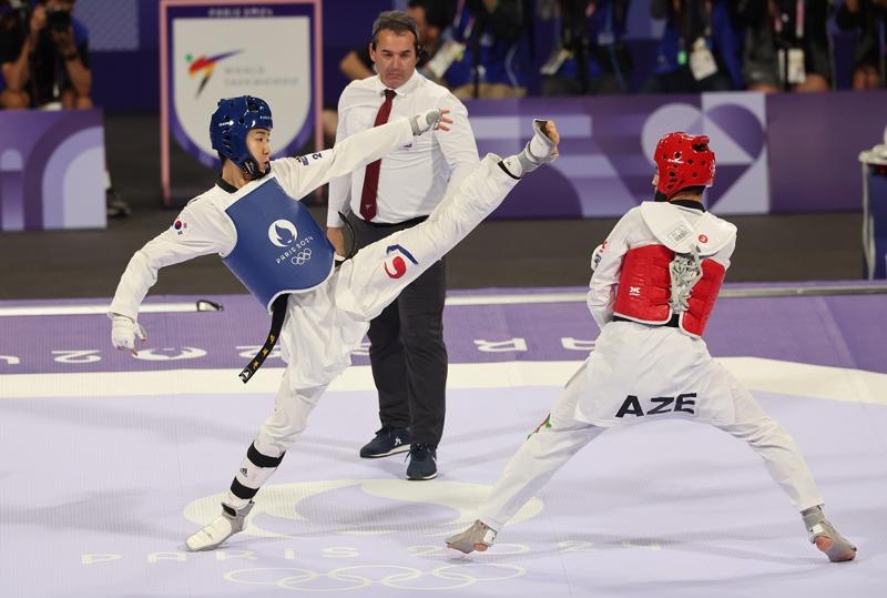 Der koreanische Taekwondo-Kämpfer Park Taejoon nimmt am 7. August bei den Olympischen Sommerspielen 2024 in Paris am Taekwondo-Finale der Männer bis 58 kg im Grand Palais gegen Magomedov Gashim aus Aserbaidschan teil.