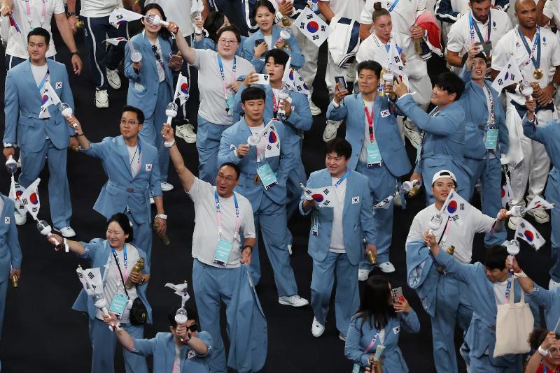 Die koreanische Nationalmannschaft tritt am 11. August bei der Abschlusszeremonie der Olympischen Sommerspiele 2024 in Paris in Saint-Denis auf.