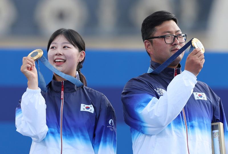 Die koreanische Bogenschützin Lim Sihyeon (links) und der koreanische Bogenschütze Kim Woojin posieren mit ihren Goldmedaillen, nachdem sie bei den Olympischen Sommerspielen 2024 in Paris auf der Esplanade Des Invalides das Finale im Bogenschießen-Mixed-Team gewannen. Die beiden wurden zu den besten Athleten unter der koreanischen Delegation ausgewählt.