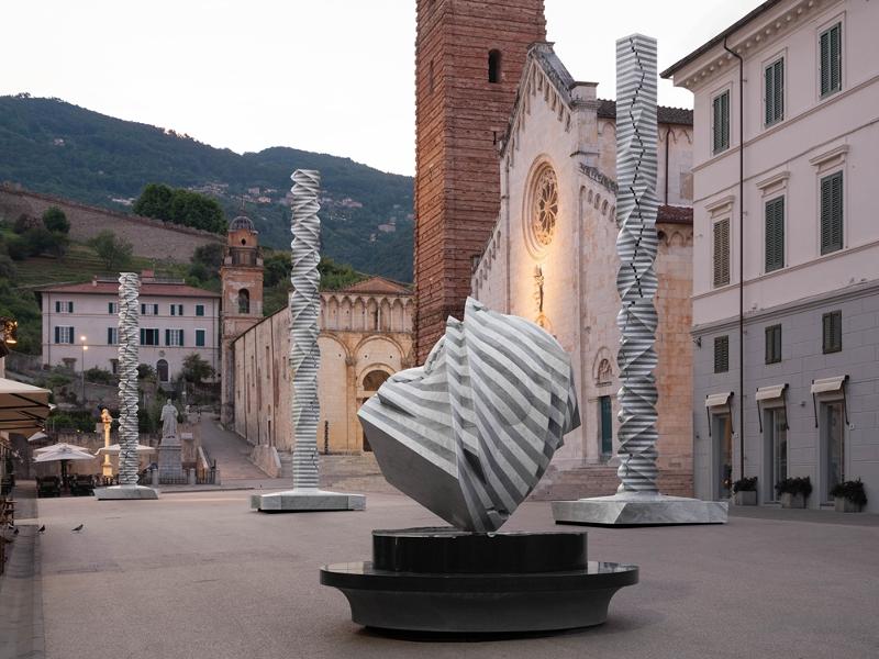 Die Skulptur “Colonna Infinita – Accrescimento“ auf dem Duopoplatz in Pietrasanta, Italien. Die Ausstellung findet bis zum 22. September Statt. ⓒ Offizielle Webseite des Skulpteurs Park Eun Sun 