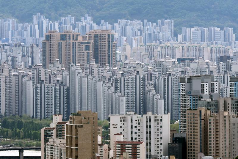 Das koreanische Patentamt gab am 28. August bekannt, dass Seoul, Daejeon, Busan und Daegu vier Jahre in Folge zu “100 Wissenschafts- und Technologieclustern“ der Weltorganisation für geistiges Eigentum (WIPO) gehören. Foto von Seoul aus dem Blick vom Berg Namsan. ⓒ Yeonhap News