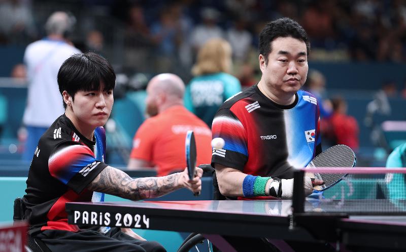 Bei den Paralympischen Spielen 2024 in Paris kämpfen die koreanischen Tischtennisspieler Jang Yeongjin (links) und Park Sung Joo am 29. August im Viertelfinale des Männer-Doppel-Tischtennis in der South Paris Arena gegen Großbritannien von Davies Robert und Matthews Thomas. ⓒ Korea Paralympic Committee